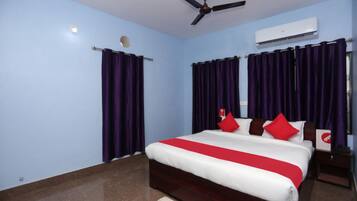 Desk, soundproofing, free WiFi