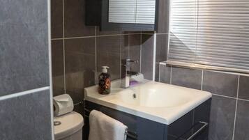 Douche, serviettes fournies, savon, shampoing