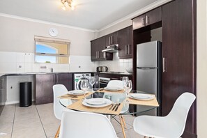 Appartement (2 Bedrooms) | Cuisine privée | Réfrigérateur, four à micro-ondes, un four, surface de cuisson