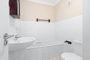 Apartment (2 Bedrooms) | Bathroom