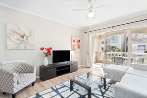 Căn hộ (2 Bedrooms) | Khu phòng khách | TV 