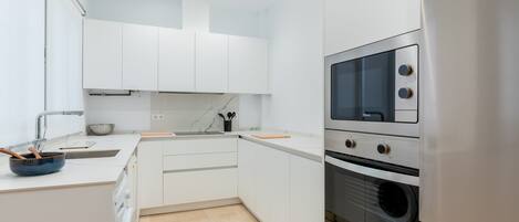 Frigorifero, microonde, forno, piano cottura