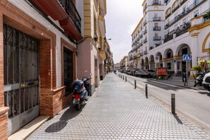 Douche, sèche-cheveux, serviettes fournies, papier toilette