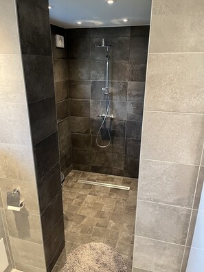 Quarto casal superluxo, 1 cama Queen | Banheiro | Secador de cabelo, piso aquecido, toalhas de banho, sabonete