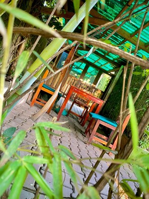 Outdoor dining - Safari Homes (Kampala)