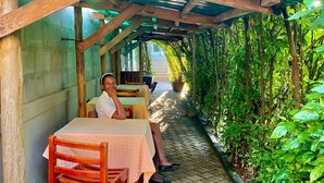 Outdoor dining - Safari Homes (Kampala)