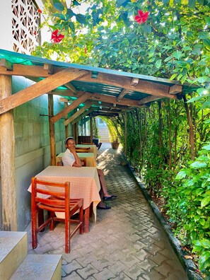 Outdoor dining - Safari Homes (Kampala)