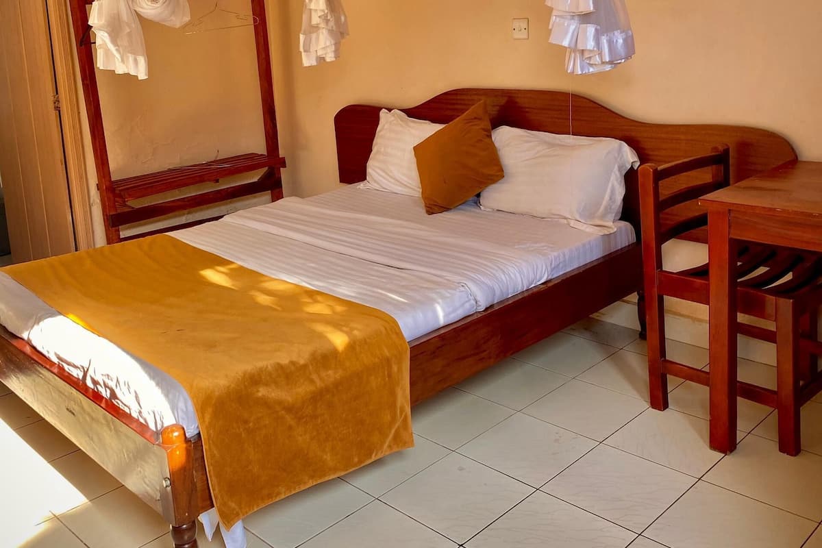 Standard Double Room | Desk, laptop workspace, blackout drapes, WiFi (free)