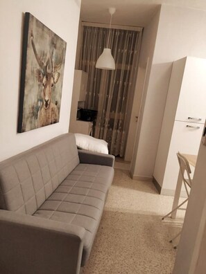 Smart TV - Ground floor apartment 3 min walk from the sea (marsascala)