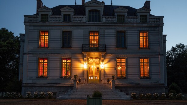 A large, stately building with a symmetrical facade, multiple windows, and a central entrance with steps leading up to it. - Le Château du Breuil (Mazières-de-Touraine)