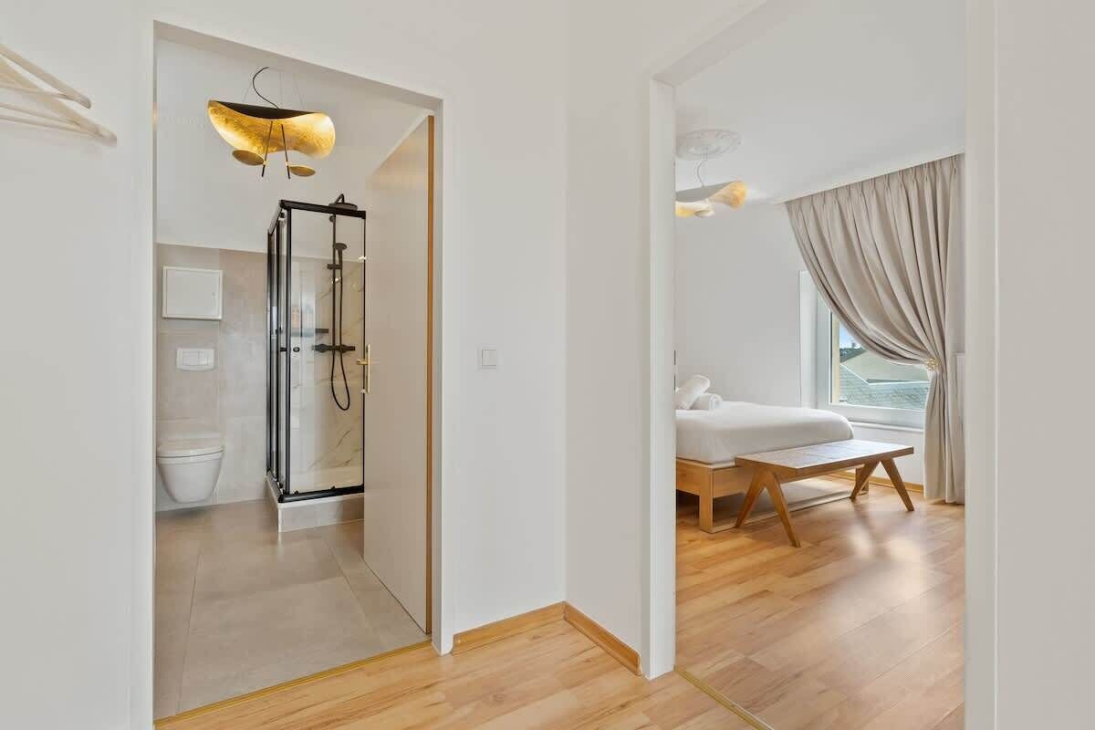 Shower, hair dryer, towels, shampoo