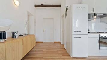 Kjøleskap, mikrobølgeovn, ovn og kokeplater