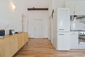 Kjøleskap, mikrobølgeovn, ovn og kokeplater