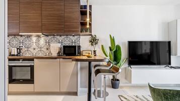 Een koelkast, een microgolfoven, een oven, een kookplaat