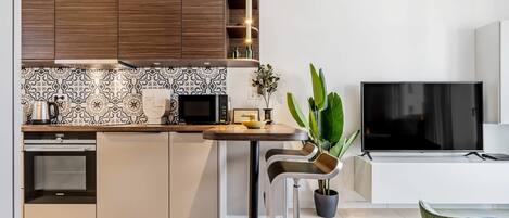 Réfrigérateur, micro-ondes, four, plaque de cuisson