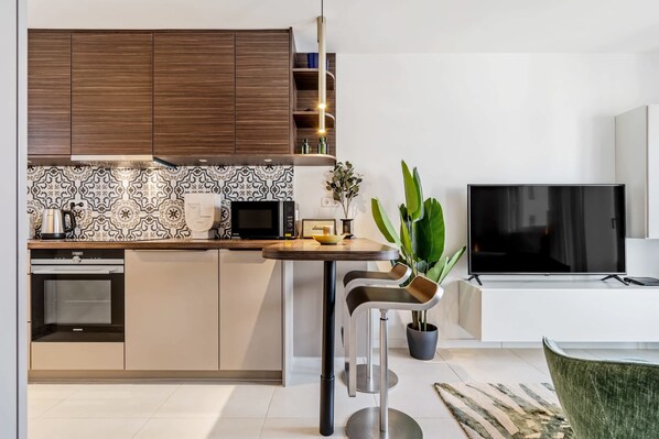 Réfrigérateur, micro-ondes, four, plaque de cuisson