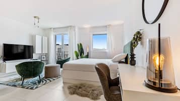 Een bureau, een strijkplank/strijkijzer, wifi, beddengoed