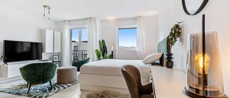 Escritorio, tabla de planchar con plancha, wifi y ropa de cama