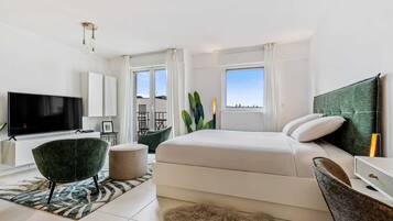 Een bureau, een strijkplank/strijkijzer, wifi, beddengoed