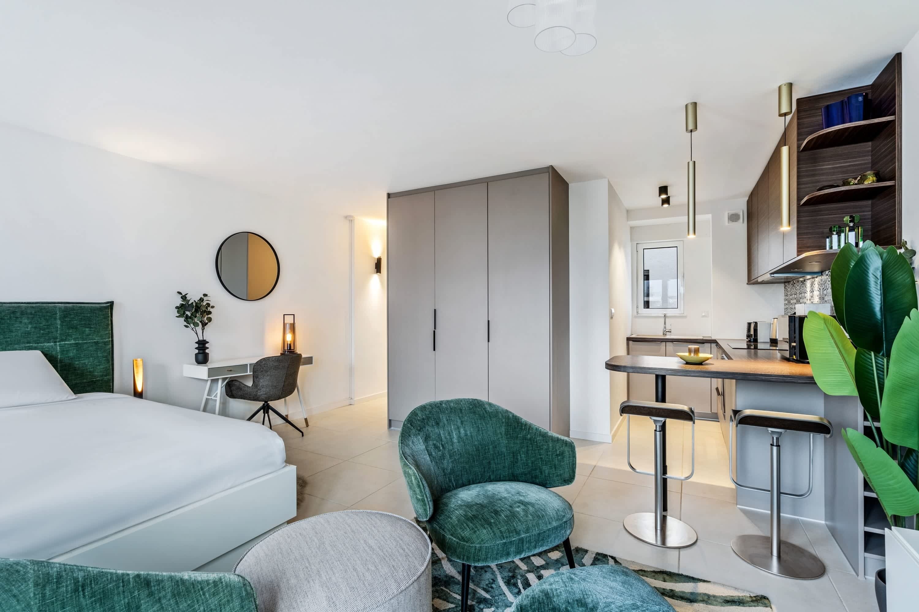 Een bureau, een strijkplank/strijkijzer, wifi, beddengoed