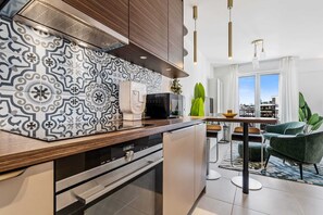 Fridge, microwave, oven, stovetop - Modern Studio Near Parc de Merl & City Center (Luxembourg)