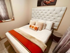 3 bedrooms, iron/ironing board, WiFi, bed sheets - 
"Experience Luxury Living at Mello 3 Bedroom Villa" (Centurion)