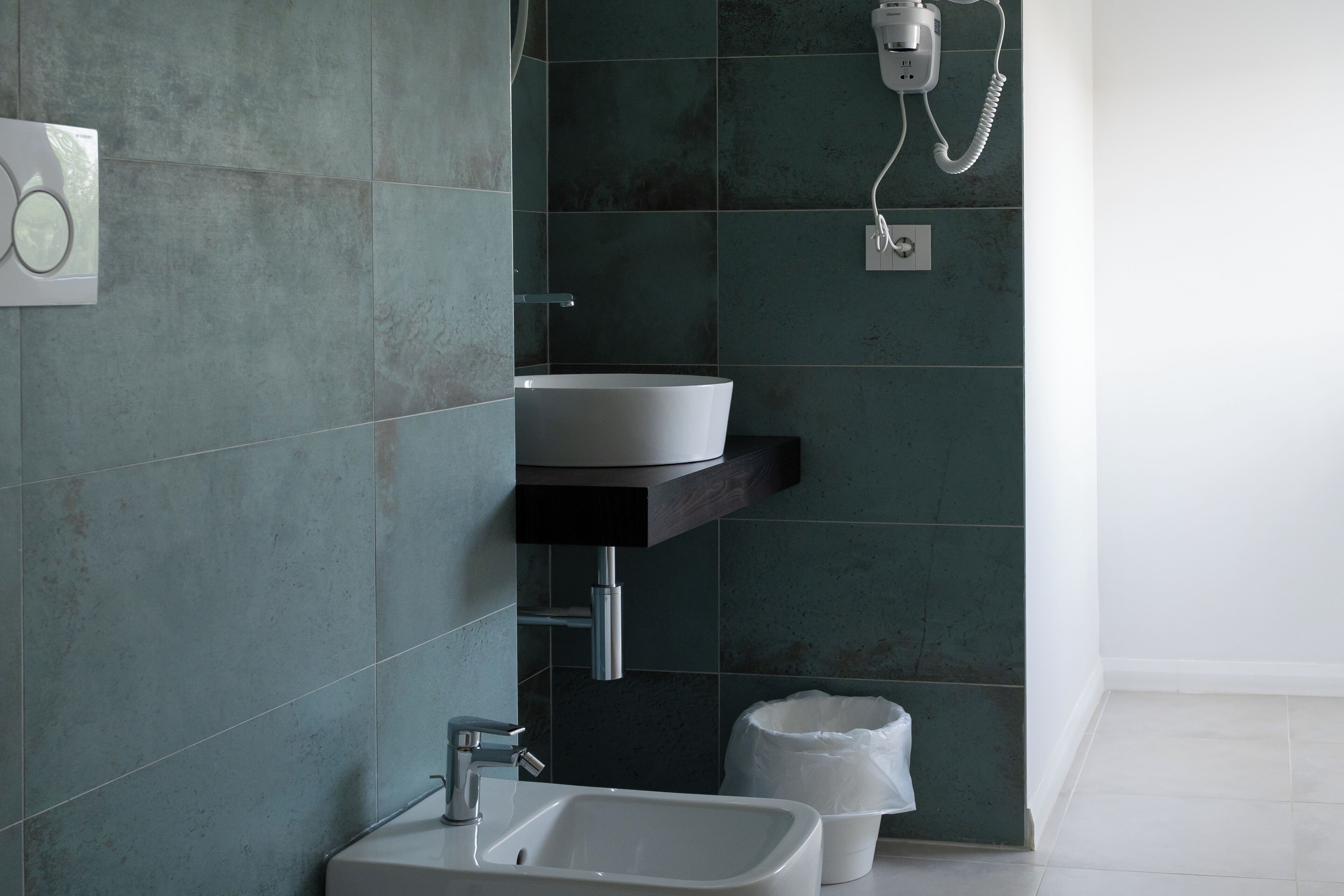 Une salle de bain moderne équipée d’un lavabo, d’un bidet et d’une douche.