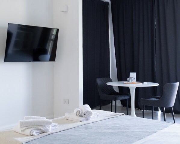 Exclusive Suite | Premium bedding, down comforters, memory foam beds, desk - Villa Angela Suite (Taranto)