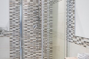 Kamar Double atau Twin Superior | Seprai premium, selimut bulu angsa, busa memori, dan meja kerja