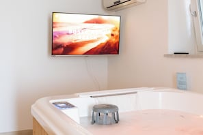 Exclusive Suite | Premium bedding, down comforters, memory foam beds, desk - Villa Angela Suite (Taranto)