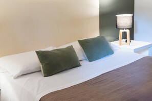 Exclusive Suite | Premium bedding, down comforters, memory foam beds, desk - Villa Angela Suite (Taranto)