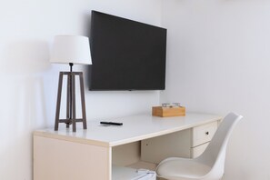 Exclusive Suite | Premium bedding, down comforters, memory foam beds, desk - Villa Angela Suite (Taranto)