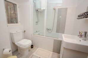 Secador de cabelo, toalhas de banho, sabonete, shampoo