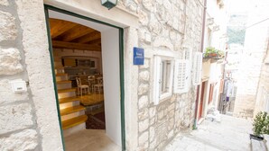 Un immeuble en pierre avec une enseigne indiquant qu’il s’agit d’un appartement.