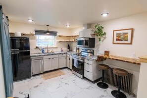 Comfort Studio Suite | Private kitchen | Full-size fridge, microwave, oven, stovetop