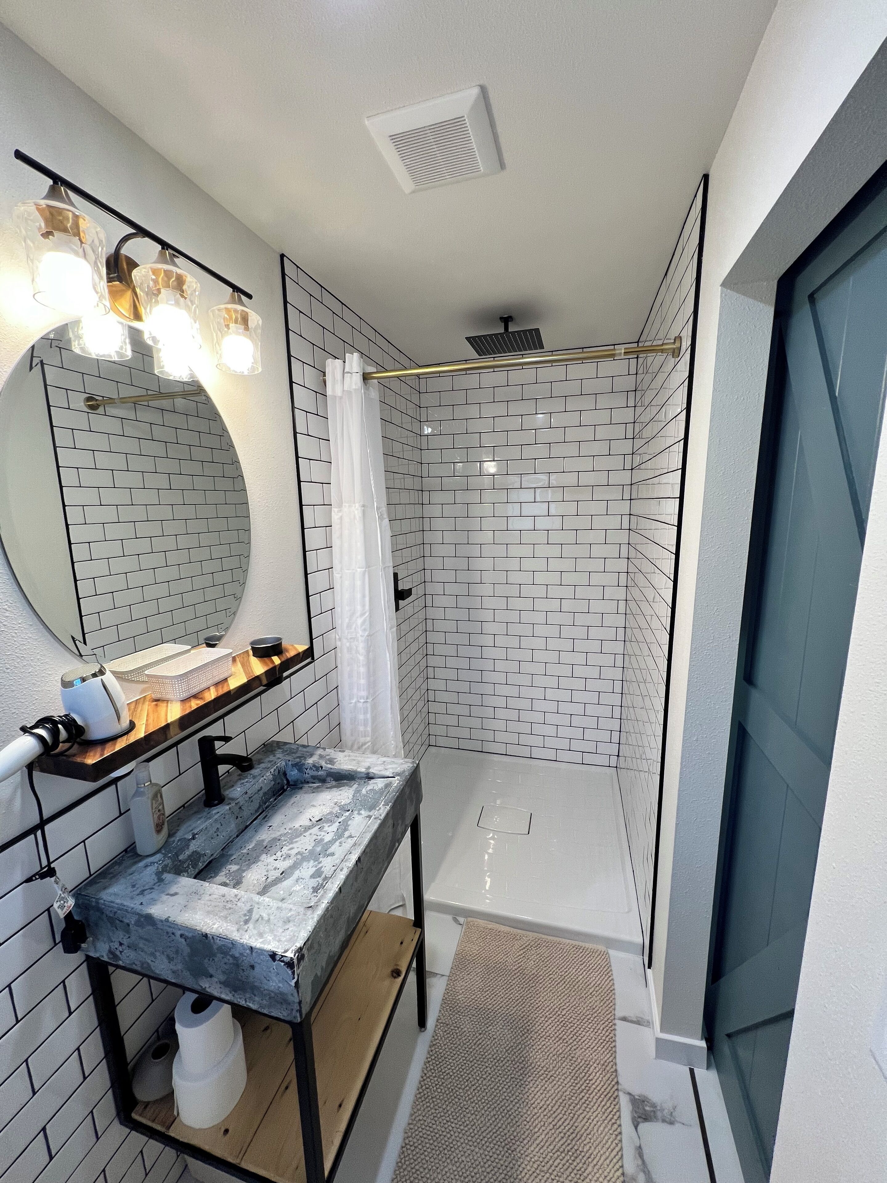Deluxe Studio Suite | Bathroom | Free toiletries, hair dryer, towels, soap