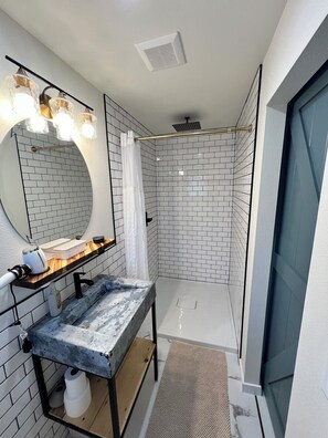 Studiosvit Deluxe | Badrum | Gratis toalettartiklar, hårtork, handdukar och tvål