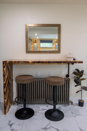 Elite Studio Suite | In-room dining - Dollhouse Downtown (Fairbanks)