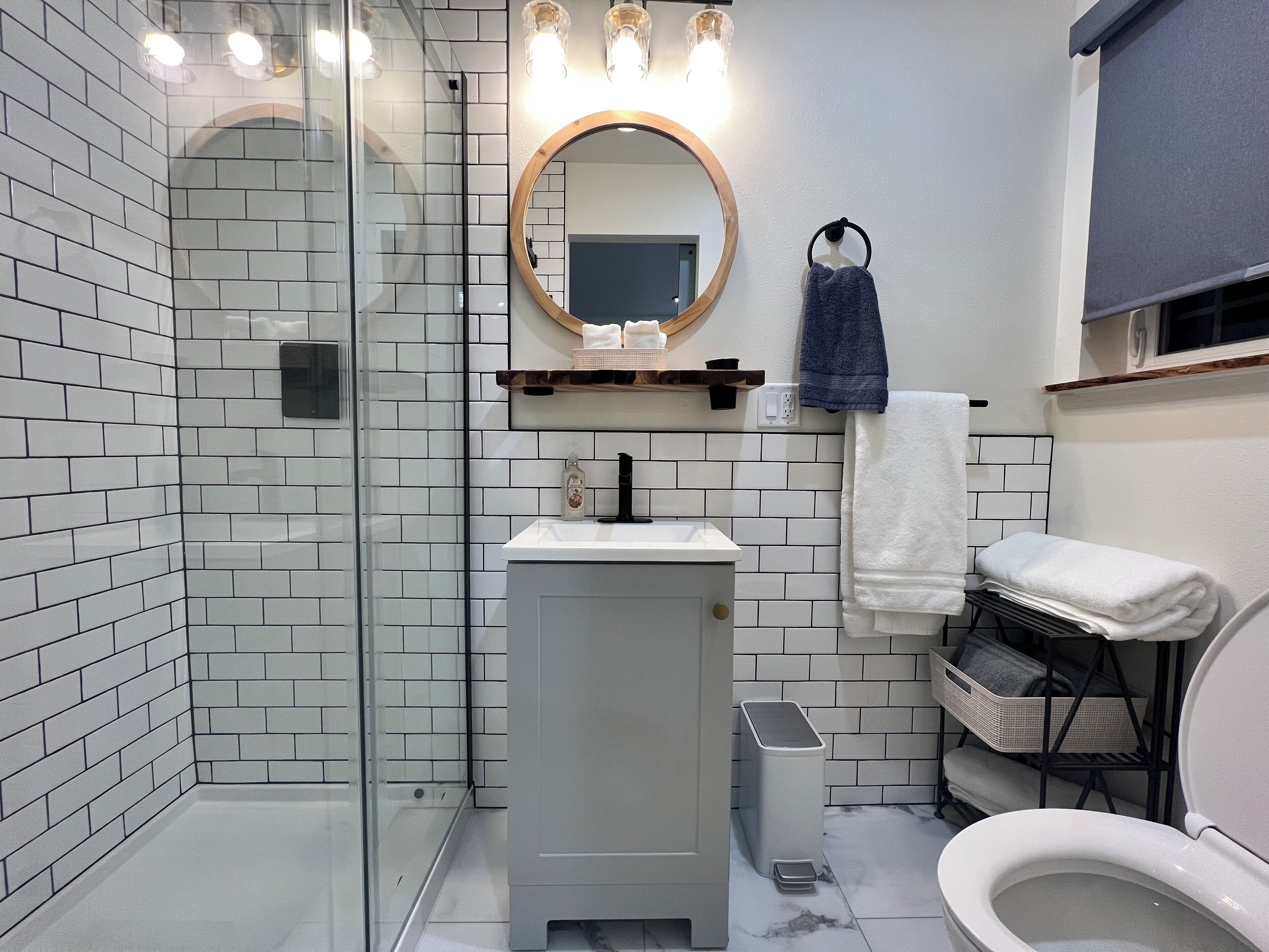Deluxe Studio Suite, City View | Bathroom | Free toiletries, hair dryer, towels, soap
