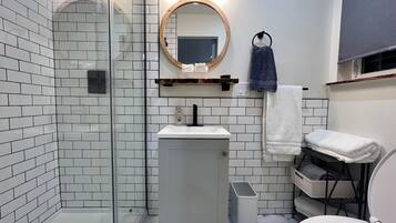 Deluxe Studio Suite, City View | Bathroom | Free toiletries, hair dryer, towels, soap