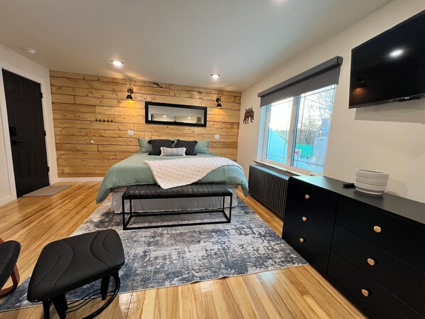 Deluxe Studio Suite | Desk, laptop workspace, free WiFi