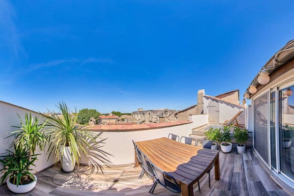 Outdoor dining - Calm and bright; Terrace and panoramic view in the center<br>Housing (Arles)