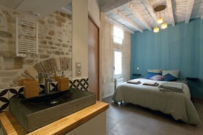 2 bedrooms, iron/ironing board, WiFi, bed sheets - Calm and bright; Terrace and panoramic view in the center<br>Housing (Arles)
