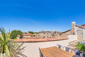 Outdoor dining - Calm and bright; Terrace and panoramic view in the center<br>Housing (Arles)