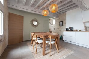 Dining - Calm and bright; Terrace and panoramic view in the center<br>Housing (Arles)