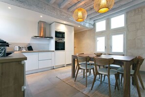 Fridge, microwave, oven, stovetop - Calm and bright; Terrace and panoramic view in the center<br>Housing (Arles)