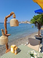 En la playa, sombrillas