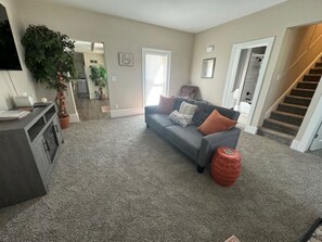 Smart TV, fireplace, stereo - Private & Spacious Home 5 miles from Notre Dame (Mishawaka)