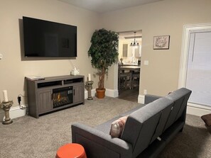 Smart TV, fireplace, stereo - Private & Spacious Home 5 miles from Notre Dame (Mishawaka)