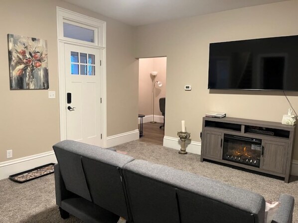 Smart TV, fireplace, stereo - Private & Spacious Home 5 miles from Notre Dame (Mishawaka)